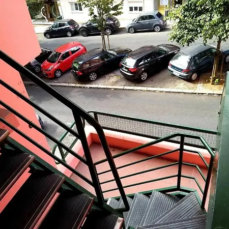 Guest house Room In Apartment - Theorynomad Quarto Duplo Central Lisbon